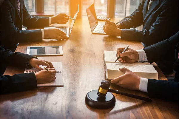 Các công ty luật quy mô nhỏ, thường là các văn phòng luật chỉ có một vài người làm việc, ít có khả năng tự mình triển khai Marketing