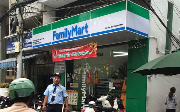 Các cửa hàng tiện lợi như Family Mart thường đặt tại các khu vực đông đúc (như xung quanh trường đại học hoặc tòa nhà cao tầng)